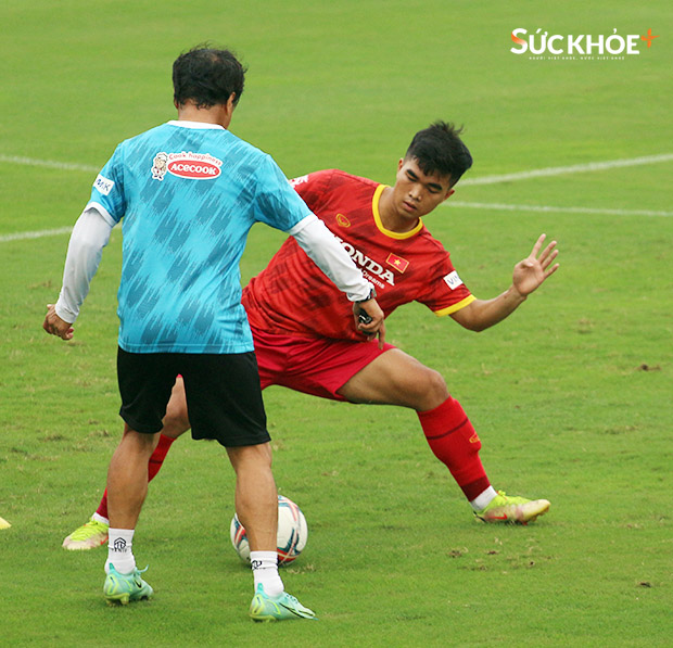 Chùm ảnh ĐT Việt Nam tập buổi đầu chuẩn bị cho trận gặp Dortmund - Ảnh 11