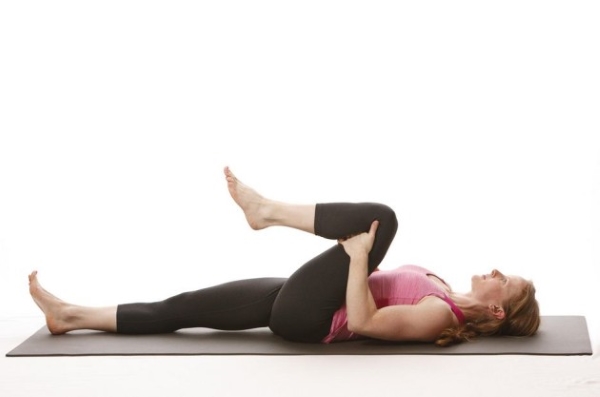 Bài tập này giúp kéo giãn các cơ lưng dưới, giảm căng và đau.