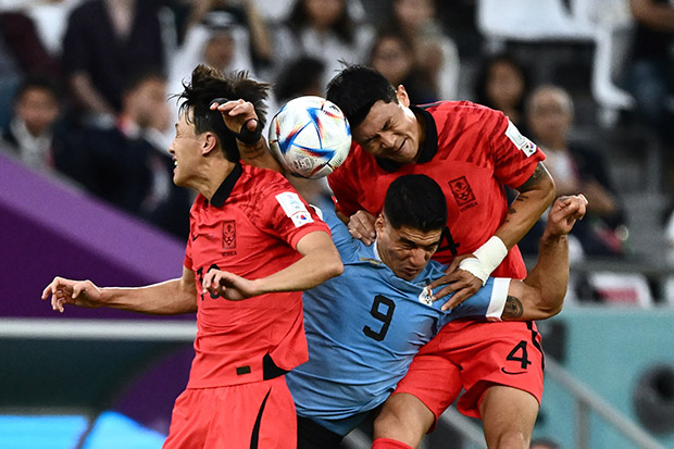 Luis Suarez bất lực trước lối phòng ngự chặt chẽ của Hàn Quốc