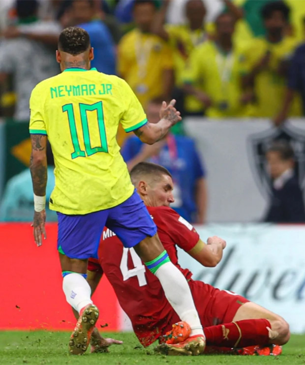 Cổ chân Neymar bị quặt sau tình huống xấu chơi của cầu thủ Serbia