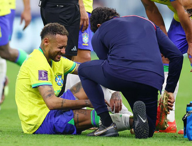 Chấn thương khiến tiền đạo đang đá cho PSG không thể tiếp tục trận đấu 
