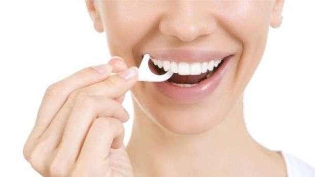 Nên sử dụng tăm nha khoa làm sạch kẽ răng sau mỗi bữa ắn