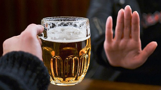 Người bệnh gout không nên uống rượu bia 