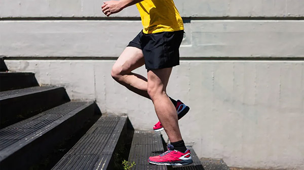Chạy lên cầu thang tác động vào nhóm cơ lớn nhất trên cơ thể gồm cơ bụng, cơ mông, cơ bắp chân và những nhóm cơ nhỏ liên quan khác.