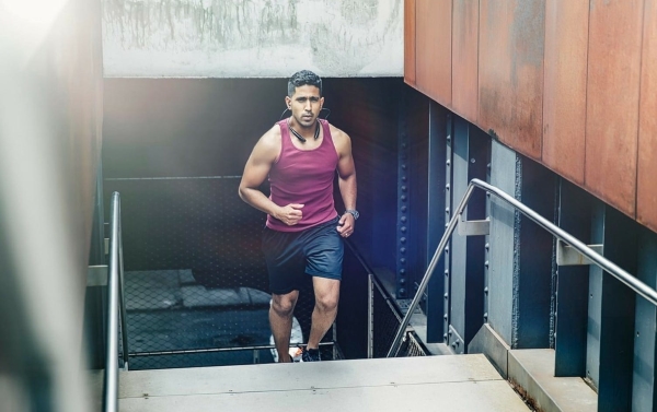 Bạn có thể chạy lên cầu thang với cường độ vừa phải để cơ thể bạn quen dần với cường độ tập luyện.