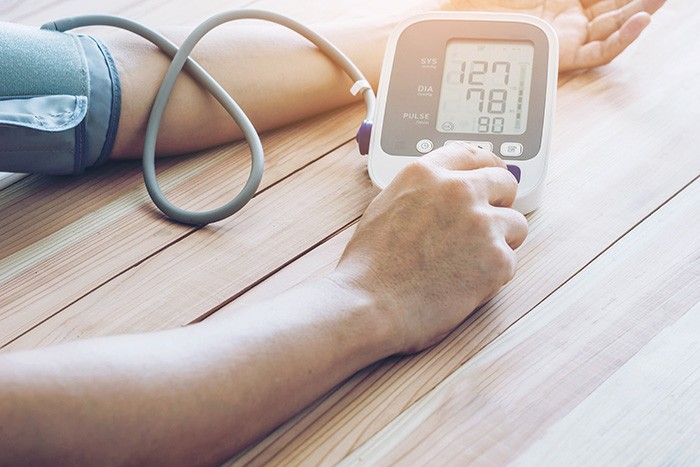 Những người mắc bệnh tăng huyết áp nên thường xuyên theo dõi chỉ số huyết áp tại nhà mỗi ngày ít nhất 1 lần