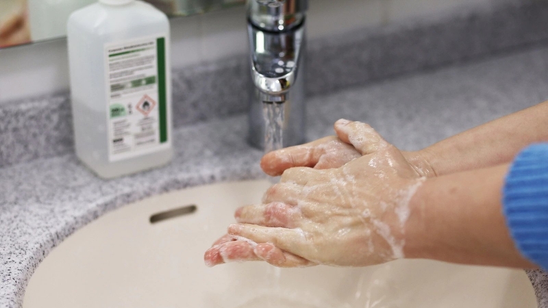 Rửa tay với nước ấm và xà phòng nhẹ dịu để bảo vệ da tay trong mùa Đông