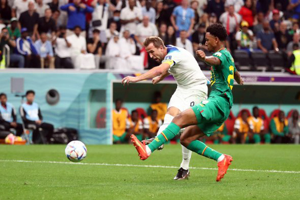 Harry Kane lần đầu tiên ghi tên mình vào danh sách ghi bàn tại World Cup 2022, giúp ĐT Anh dễ dàng đánh bại Senegal 