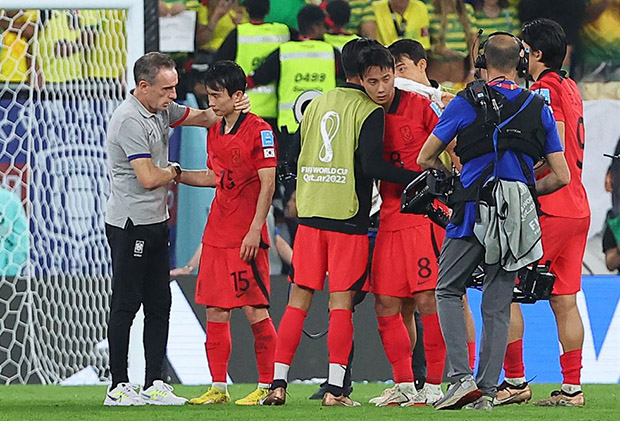 Không lâu sau trận thua, HLV Bento của ĐT Hàn Quốc cũng đã đệ đơn xin từ chức 