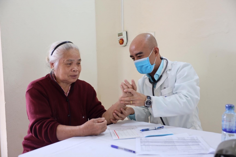Hơn 40 y bác sỹ của Bệnh viện Đại học Y Hà Nội tham gia kiểm tra Sức khỏe cho người dân tại chương trình - Ảnh: BVCC