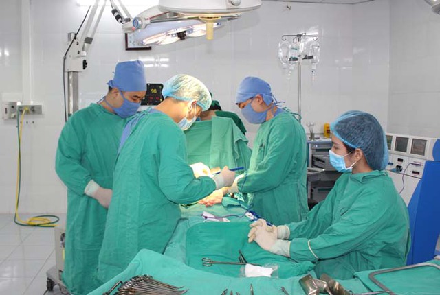 Ekip bác sỹ thực hiện phẫu thuật cắt khối tá tụy cho bệnh nhân - Ảnh: Sở Y tế tỉnh Lào Cai
