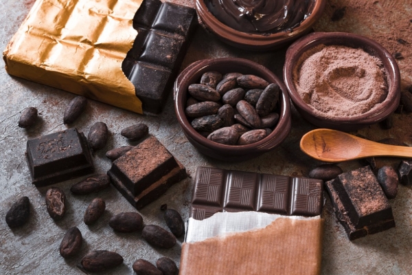 Chocolate chứa 70 - 80% cacao tự nhiên giúp giảm đau bụng kinh hiệu quả.