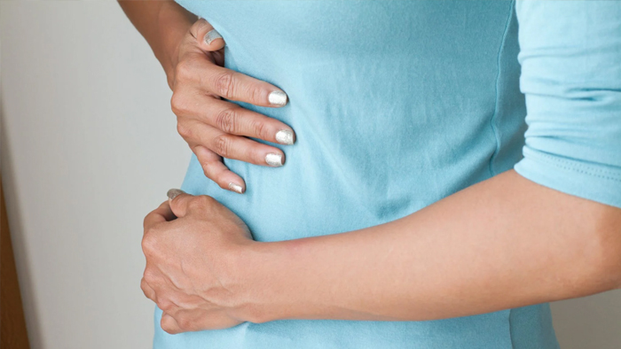 Người bệnh sỏi mật có thể gặp phải các cơn đau bụng dữ dội ở vùng bụng trên, bên phải