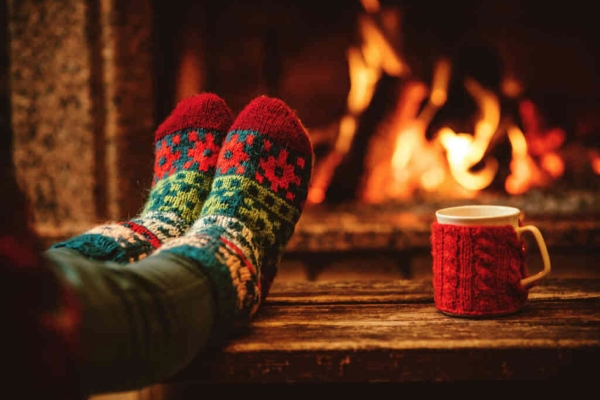 Để bảo vệ đôi bàn chân trong mùa lạnh, biện pháp đơn giản nhất là đeo tất phù hợp để giữ ấm.