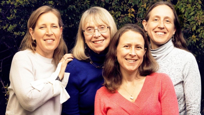 Bà Esther Wojcicki (áo xanh) cùng 3 người con gái thành đạt