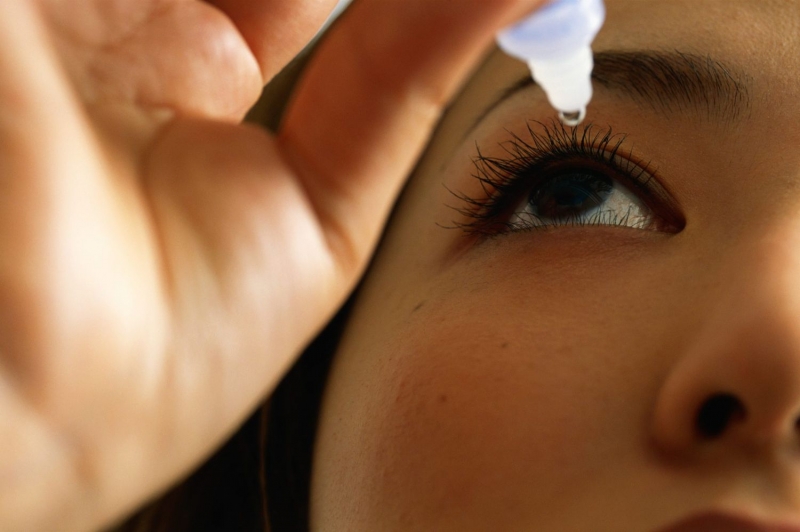 Không nên dụi mắt mà có thể sử dụng thuốc nhỏ mắt để làm sạch
