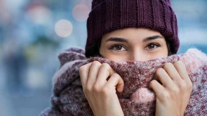 Đeo khẩu trang, giữ ấm cho vùng mũi bằng khăn khi ra ngoài trời lạnh