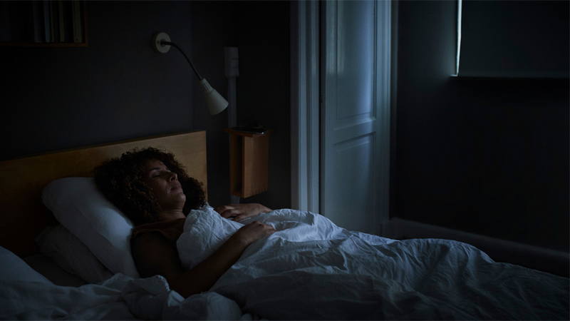 Hãy thiết lập thói quen đi ngủ tắt đèn vì sức khỏe của bạn