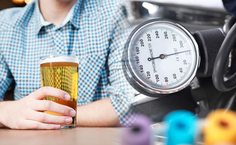 Uống rượu bia là yếu tố nguy cơ hàng đầu trong việc khởi phát cơn tăng huyết áp