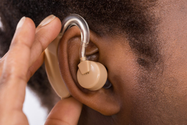 Máy trợ thính giúp truyền tải âm thanh rõ hơn, to hơn hạn chế việc lơ đễnh dẫn đến suy giảm trí nhớ