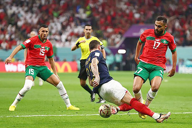 Tình huống hậu vệ Theo Hernadez của Pháp va chạm với cầu thủ của Morocco gây tranh cãi