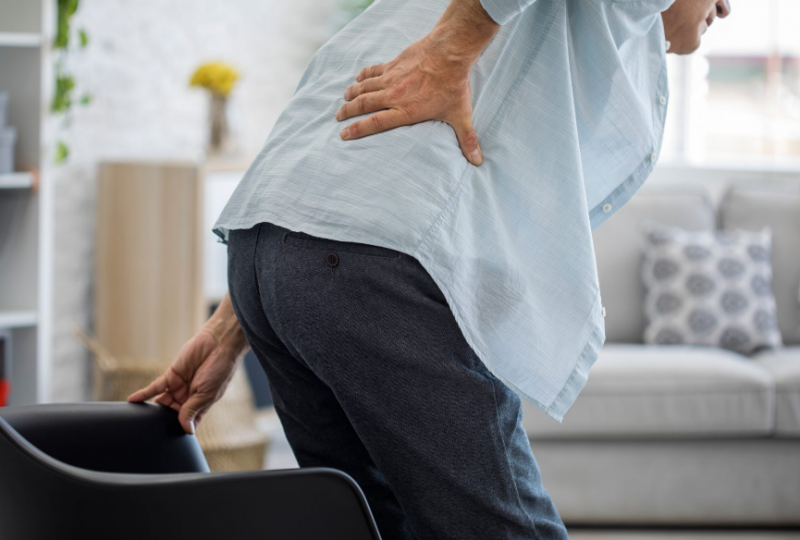 Người bệnh có thể xuất hiện cơn đau lưng dưới khi đứng lên - ngồi xuống