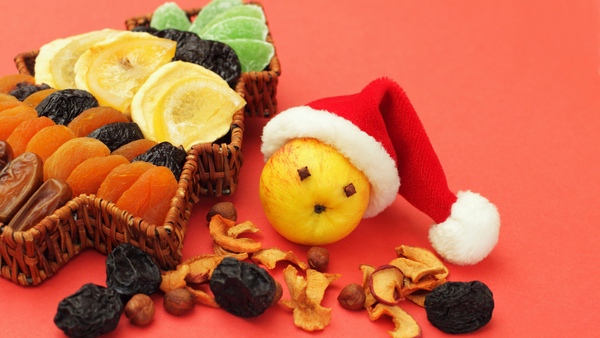 Cây thông Noel được làm từ trái cây là một trong những điểm nhấn trên bàn tiệc Giáng Sinh.