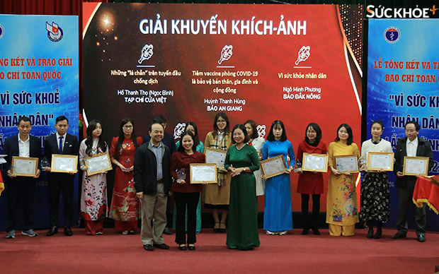 Ban tổ chức trao giải cho các tác giả, tác phẩm đoạt giải ở hạng mục ảnh