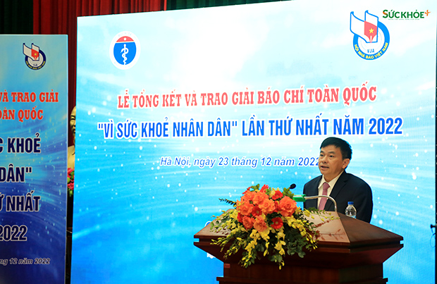 Ông Nguyễn Đình Anh, Phó vụ trưởng Vụ Tổ chức cán bộ, Phó trưởng ban tổ chức giải báo chí phát biểu tại lễ trao giải
