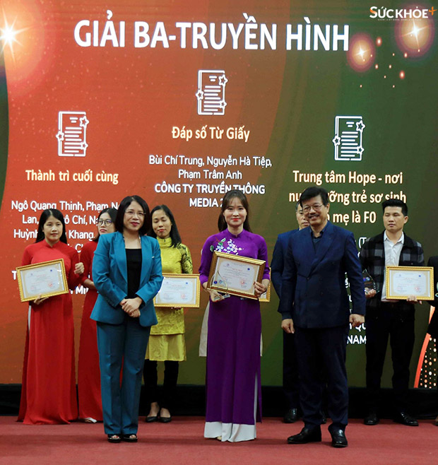 Ban tổ chức trao giải ba hạng mục truyền hình cho BTV Ngô Thu Hiền - Đài Truyền hình Quảng Ninh