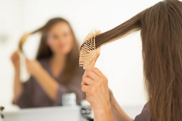 Chải tóc đúng cách giúp tóc giảm bớt xơ rối