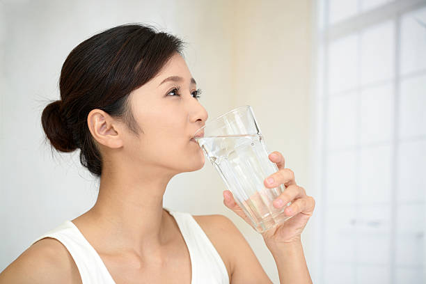 Uống nước đều đặn trong ngày giúp dưỡng ẩm cho da từ bên trong