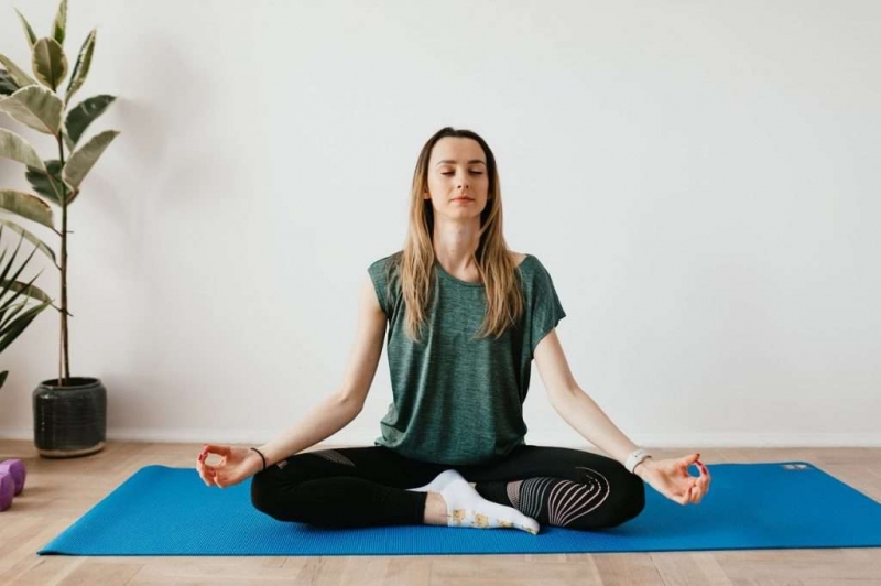 Giải tỏa stress đều đặn bằng cách thiền định, yoga
