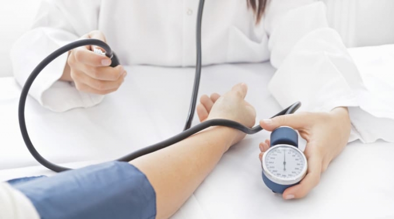 Người bệnh đái tháo đường cần kiểm soát tốt lượng đường huyết trong máu và huyết áp theo khuyến cáo của bác sỹ điều trị