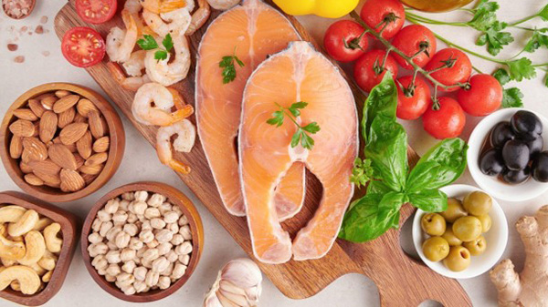 Acid béo omega-3 có nhiều trong cá hồi, hạt điều, hạt hạnh nhân, hạt óc chó...