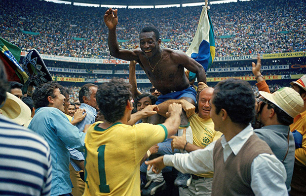 Pele vô địch kỳ World Cup đầu tiên trong đời ở tuổi 17
