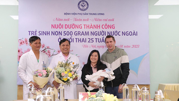 PGS.TS Trần Danh Cường, Giám đốc bệnh viện cùng gia đình sản phụ - Ảnh: BVCC
