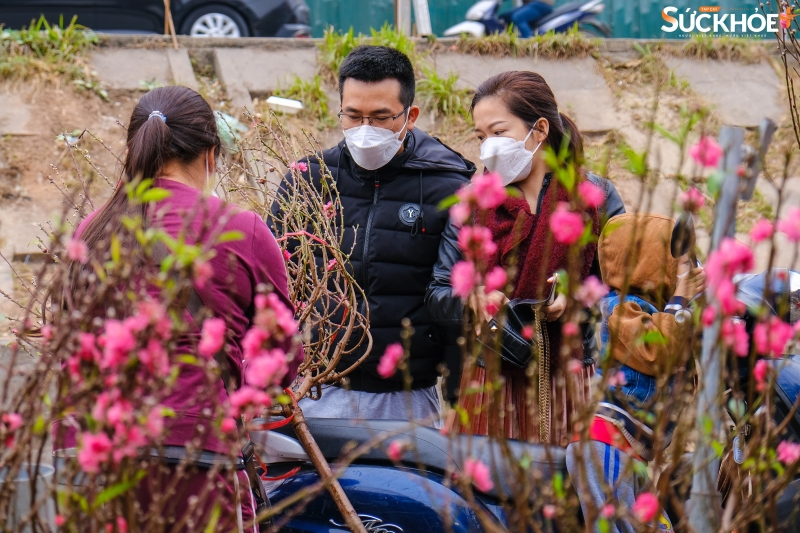Người dân rục rịch đến chợ Quảng An sắm sửa hoa, cây cảnh Tết - Ảnh: Việt An/Sức khỏe+