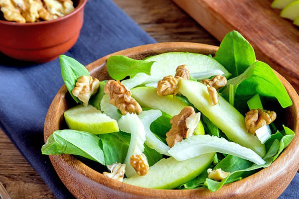 Cần tây, táo xanh hoặc hạt óc chó giúp món salad đa dạng về kết cấu