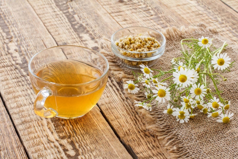 Trà hoa cúc có thể giúp giảm bớt những cơn đau bụng kinh