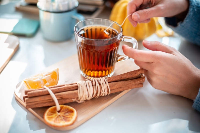 Cơn đau bụng kinh giảm đáng kể khi bạn thưởng thức trà nóng khi trà quế