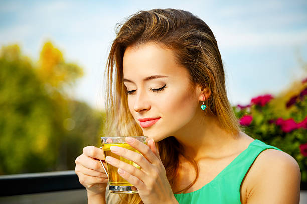 Một tách trà xanh giúp bạn tỉnh táo và giảm bớt cơn đau bụng kinh