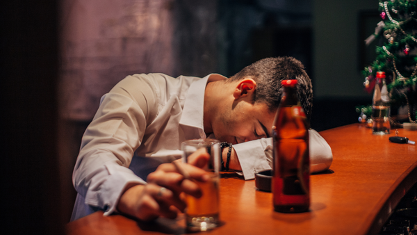 Uống rượu bia khiến chúng ta nhanh buồn ngủ nhưng giấc ngủ lại không chất lượng, khiến cơ thể bị mệt mỏi.