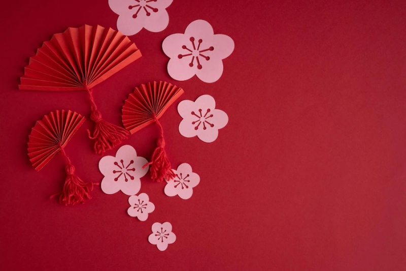 Quạt giấy, hoa đào: Chỉ với một chút khéo léo, các bạn nhỏ mầm non đã có thể gấp chiếc quạt giấy đơn giản. Dùng sợi len buộc túm để tạo điểm nhấn cho quạt. Dùng giấy bìa màu hồng để cắt thành hoa đào 5 cánh, trang trí thêm nhị hoa bằng bút đỏ. 