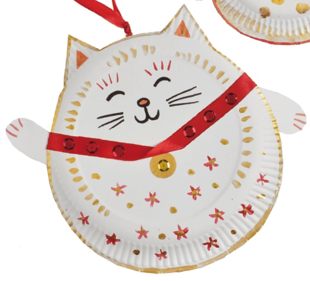 Tết con mèo không thể thiếu linh vật là đem lại may mắn, cát tường này. Bạn có thể dùng một chiếc đĩa giấy, giấy bạc và ruy băng đỏ để cắt dán chú mèo ngộ nghĩnh này.