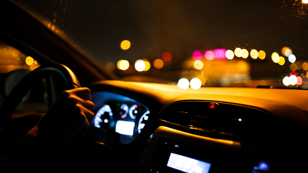 Lái xe ban đêm bạn sẽ tiết kiệm được khá nhiều thời gian vì đường thông thoáng hơn nhưng cũng tiềm ẩn nhiều rủi ro.