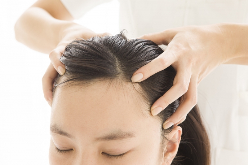 Tranh thủ massage da đầu khi gội hoặc trước khi đi ngủ