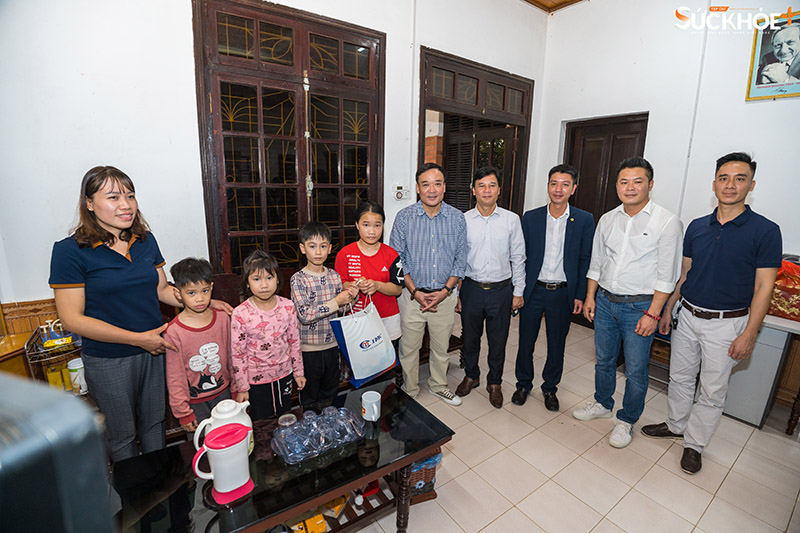 Đoàn thiện nguyện đi thăm hỏi, tặng quà cho các mẹ, các dì và các con tại nhà Hoa Đào (thuộc Làng trẻ em SOS Việt Trì, Phú Thọ).