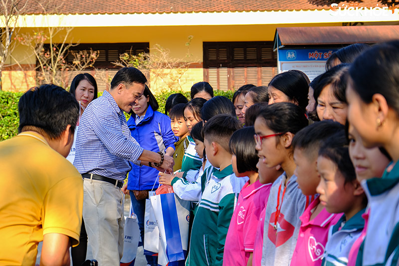 DS. Nguyễn Xuân Hoàng đã gửi lời chúc Tết sớm và tặng quà đến toàn thể Ban lãnh đạo, các mẹ, các dì cùng các con trong làng SOS Việt Trì.