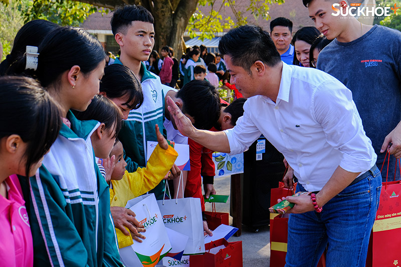 Ông Nguyễn Đức Anh - TGĐ Công ty CP Tập đoàn Liên kết Việt Nam Vina-Link Group trao tặng quà cho các em nhỏ ở làng trẻ SOS Việt Trì.